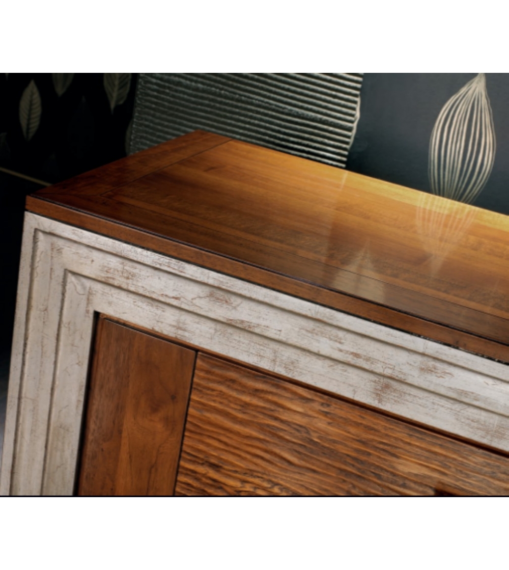 Sideboard mit 2 Türen im Angebot...