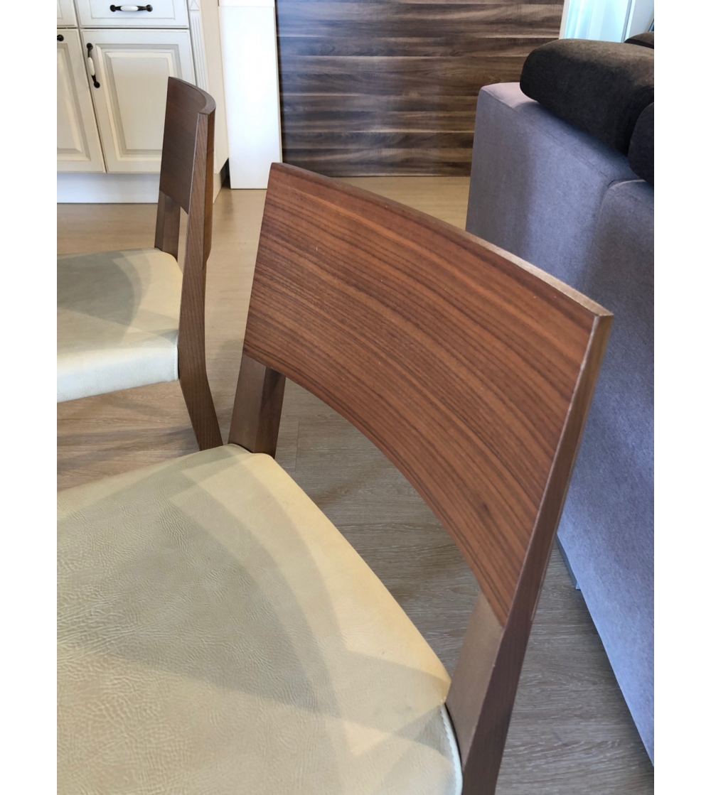 Holz- und Kunstledersessel im Angebot