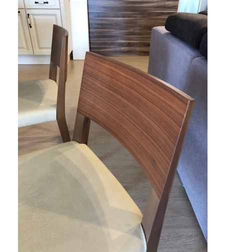 Holz- und Kunstledersessel im Angebot