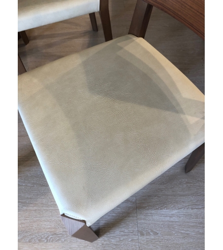 Chaise en bois et simili cuir offerte