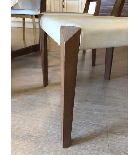 Chaise en bois et simili cuir offerte