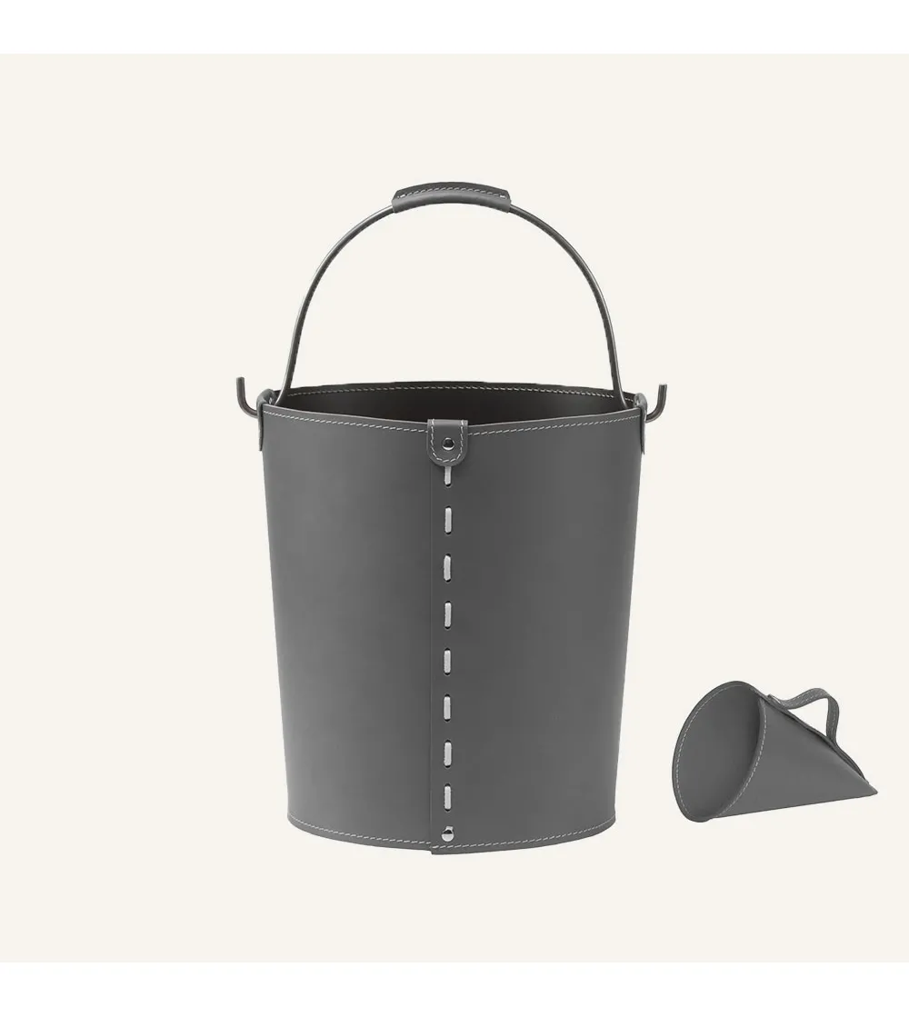 Vipel Pellet Holder Container With Shovel - Limac Design