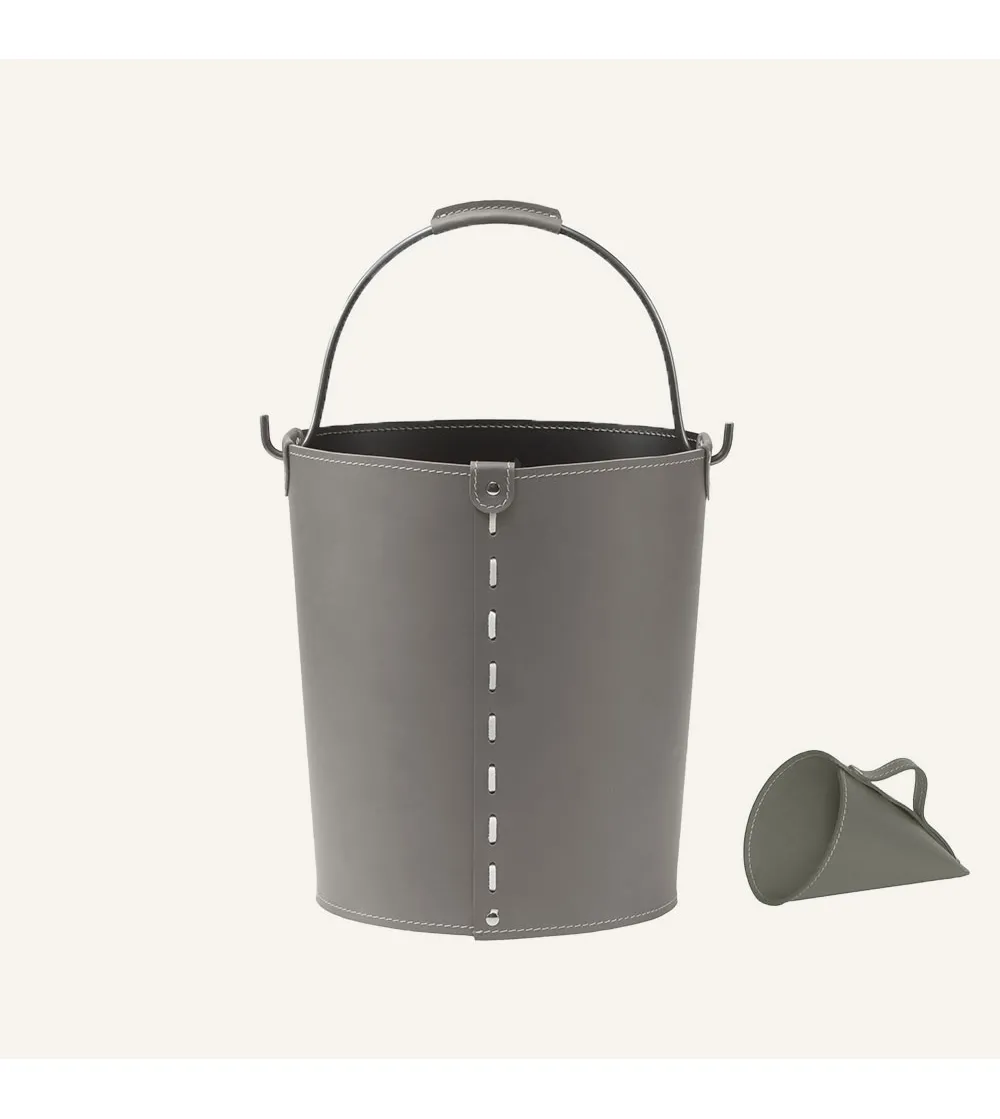 Vipel Pellet Holder Container With Shovel - Limac Design