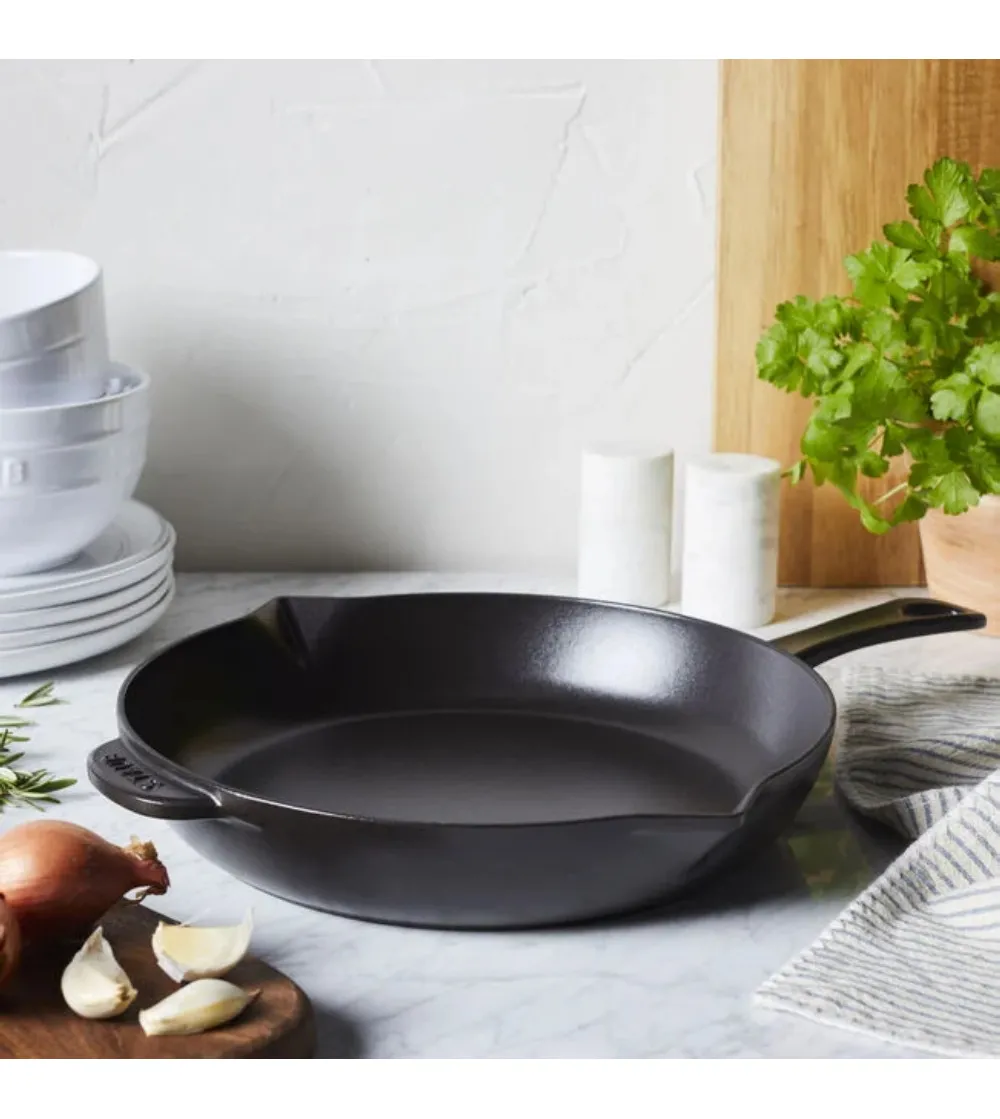 Round Fryng Pan With Spouts - Staub